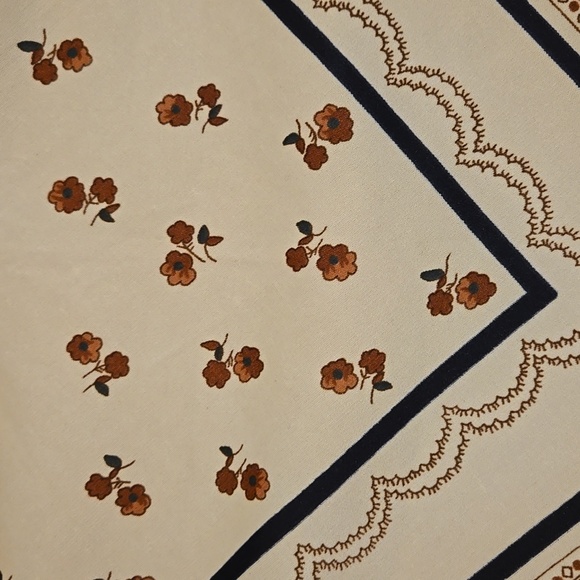 Triangle Scarf - Picture 2 of 5